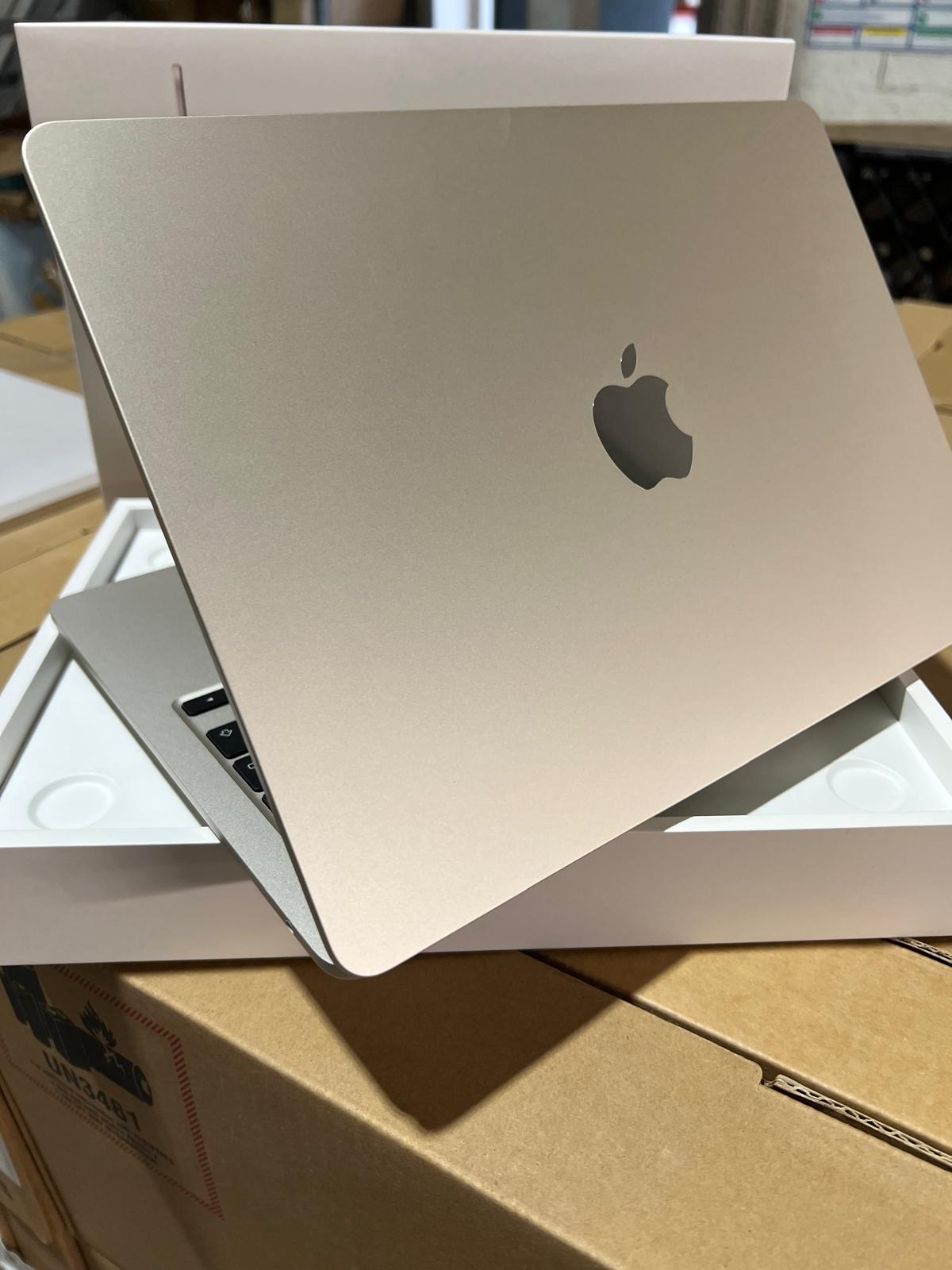 50x Apple MacBook 13" 2020 M1 7 Core 8 GPU 8GB 256GB Grade A